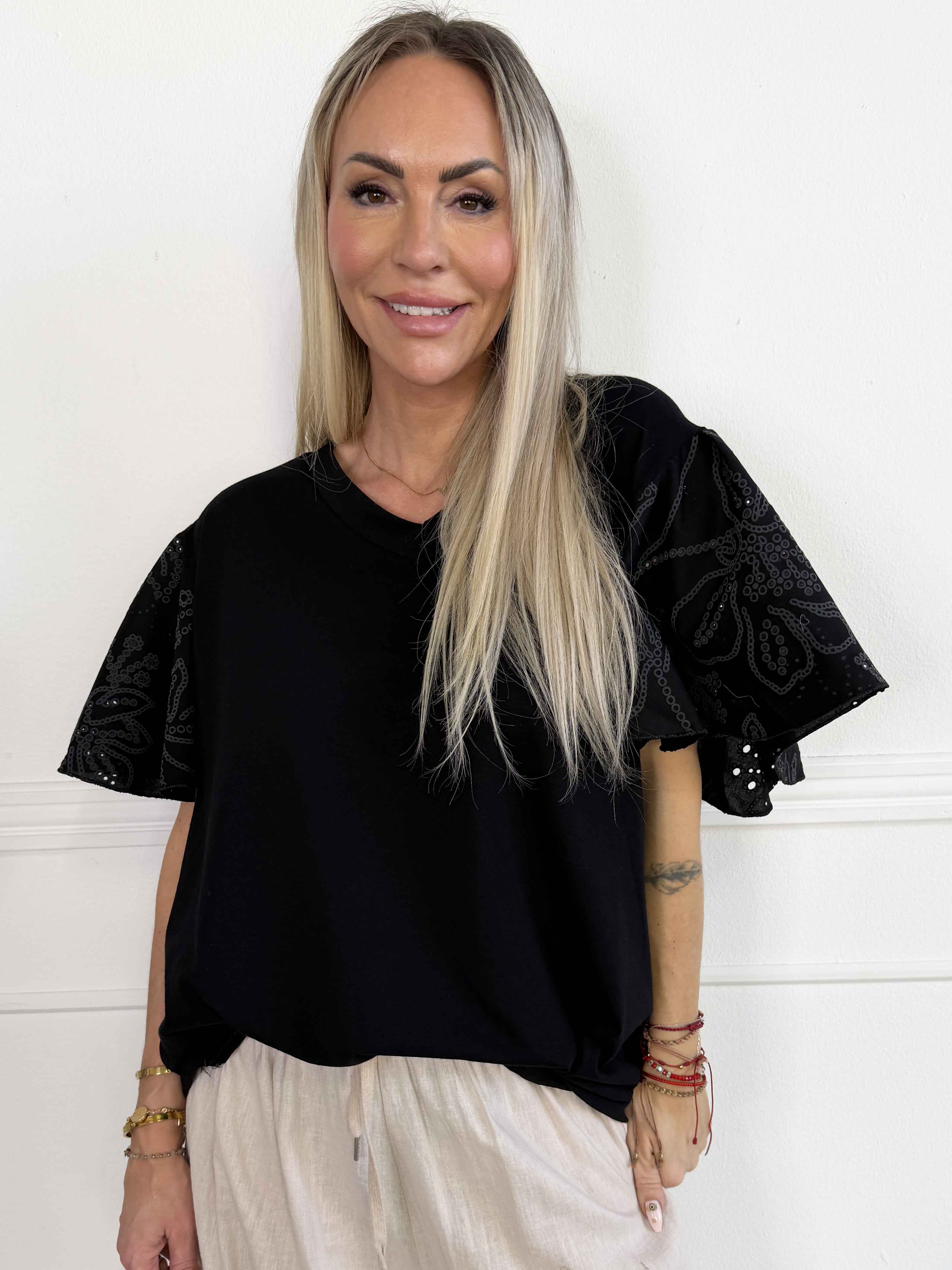 Nocara - T-shirt i blød bomuld med fine ærmer i broderie anglaise